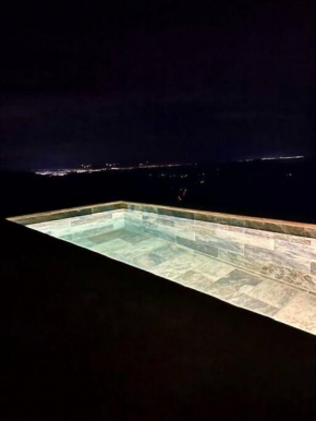 Cabaña con piscina y vista al mar